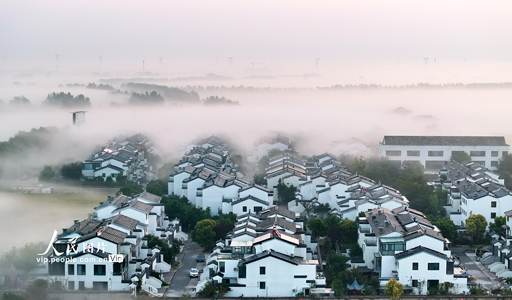 Foto menunjukkan keindahan pemandangan rumah-rumah kampung di sepanjang Sungai Bianhe di pekan Shiji, kaunti Sihong, provinsi Jiangsu, timur China. (Foto/Chen Yu)