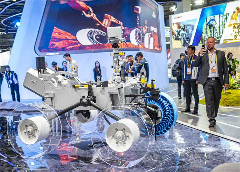 Foto tayar lunar rover yang dihasilkan oleh Michelin semasa Ekspo Import Antarabangsa China (CIIE) ke-7 di Shanghai. (People’s Daily Online/Wang Chu)