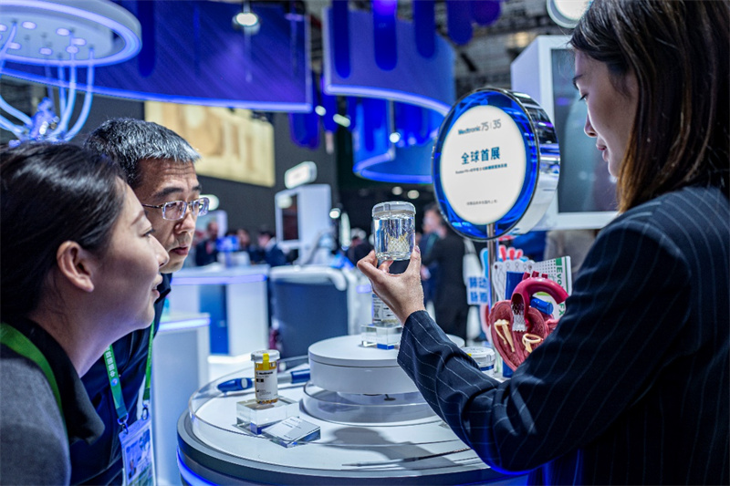 Seorang kakitangan mempamerkan produk yang membuat penampilan sulungnya di Ekspo Import Antarabangsa China (CIIE) ke-7 di Shanghai. (People’s Daily Online/Wang Chu)