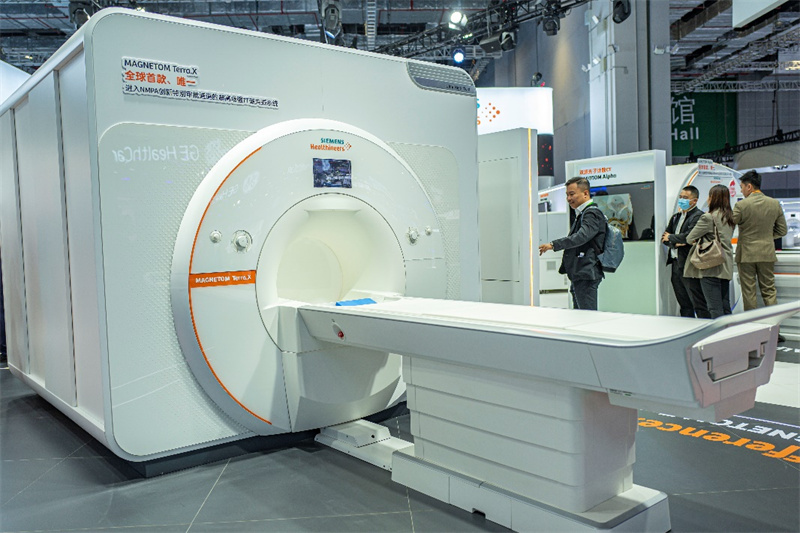 Foto menunjukkan MAGNETOM Terra.X, peralatan pengimejan resonans magnetik (MRI) generasi terbaru oleh Siemens Healthineers di Ekspo Import Antarabangsa China (CIIE) ke-7 di Shanghai. (People’s Daily Online/Wang Chu)