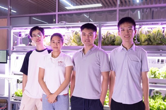 Xiong Yuanke (dua dari kanan) dan rakan-rakannya bergambar di kilang tumbuh-tumbuhan di Universiti Jiao Tong Shanghai pada Ogos 2024. (Foto ihsan individu yang ditemu bual)