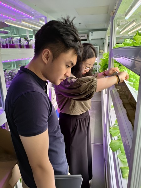 Xiong Yuanke (pertama dari kiri) melawat dan terlibat dalam perbincangan di kilang penanaman di Provinsi Guangdong, selatan China pada Julai 2024. (Foto ihsan individu yang ditemu bual)