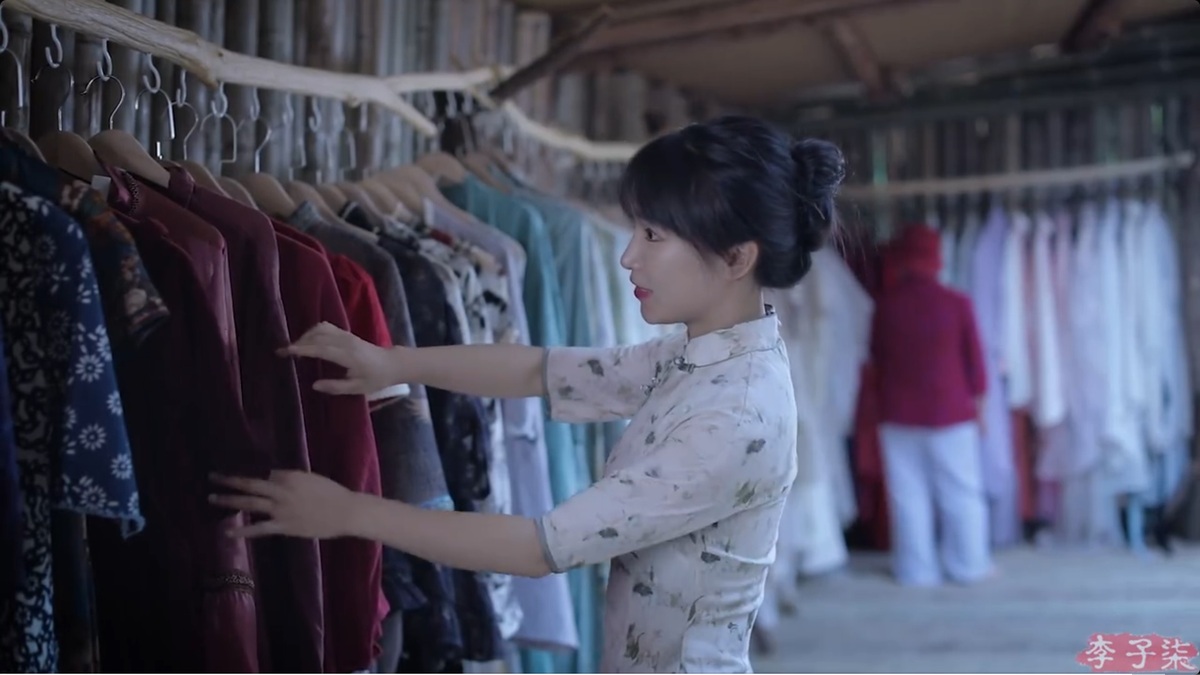 Li Ziqi, pempengaruh popular di China, membuat kemunculan semula pada Selasa selepas dia tidak menyiarkan video selama lebih tiga tahun. [Foto dari tangkap layar video]