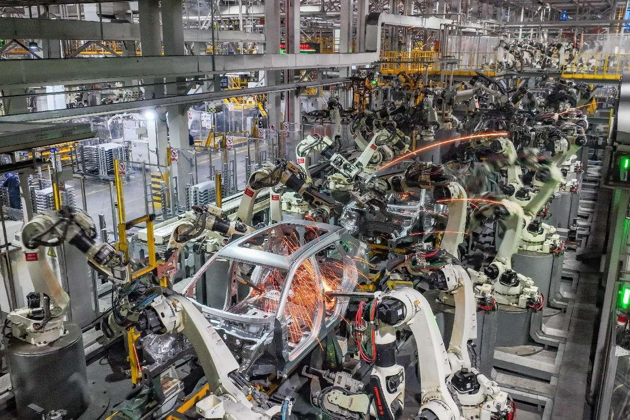 Senjata robot mengimpal badan kereta di sebuah bengkel kilang pembuat kereta China Changan di perbandaran Chongqing barat daya China. (People’s Daily Online/Wang Jiaxi)