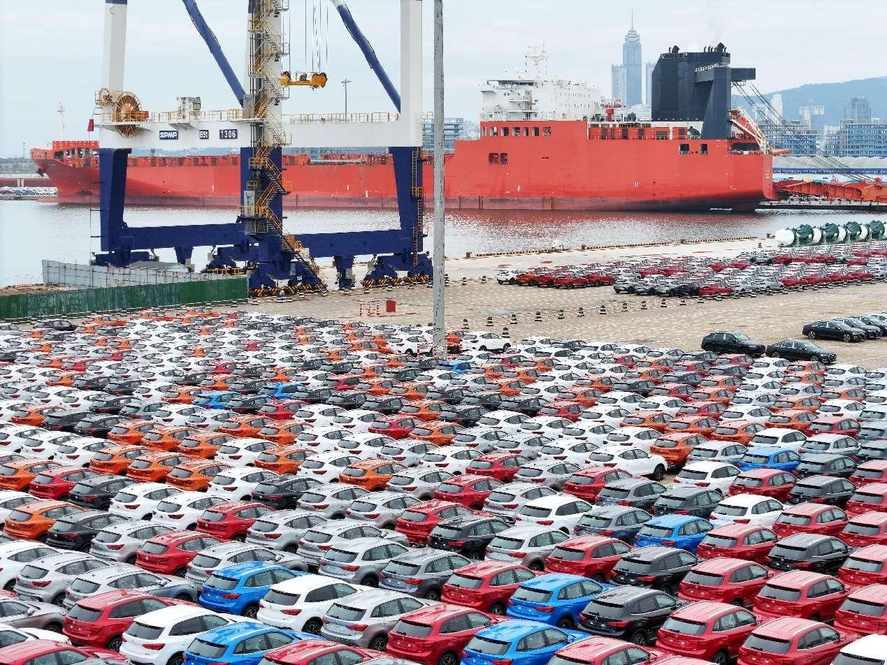 Foto bertarikh 21 Oktober 2024 ini menyaksikan kereta buatan China ‘beratur’ di pelabuhan Yantai, Provinsi Shandong, timur China sedang menunggu giliran untuk dihantar ke luar negara. (People’s Daily Online/Tang Ke)