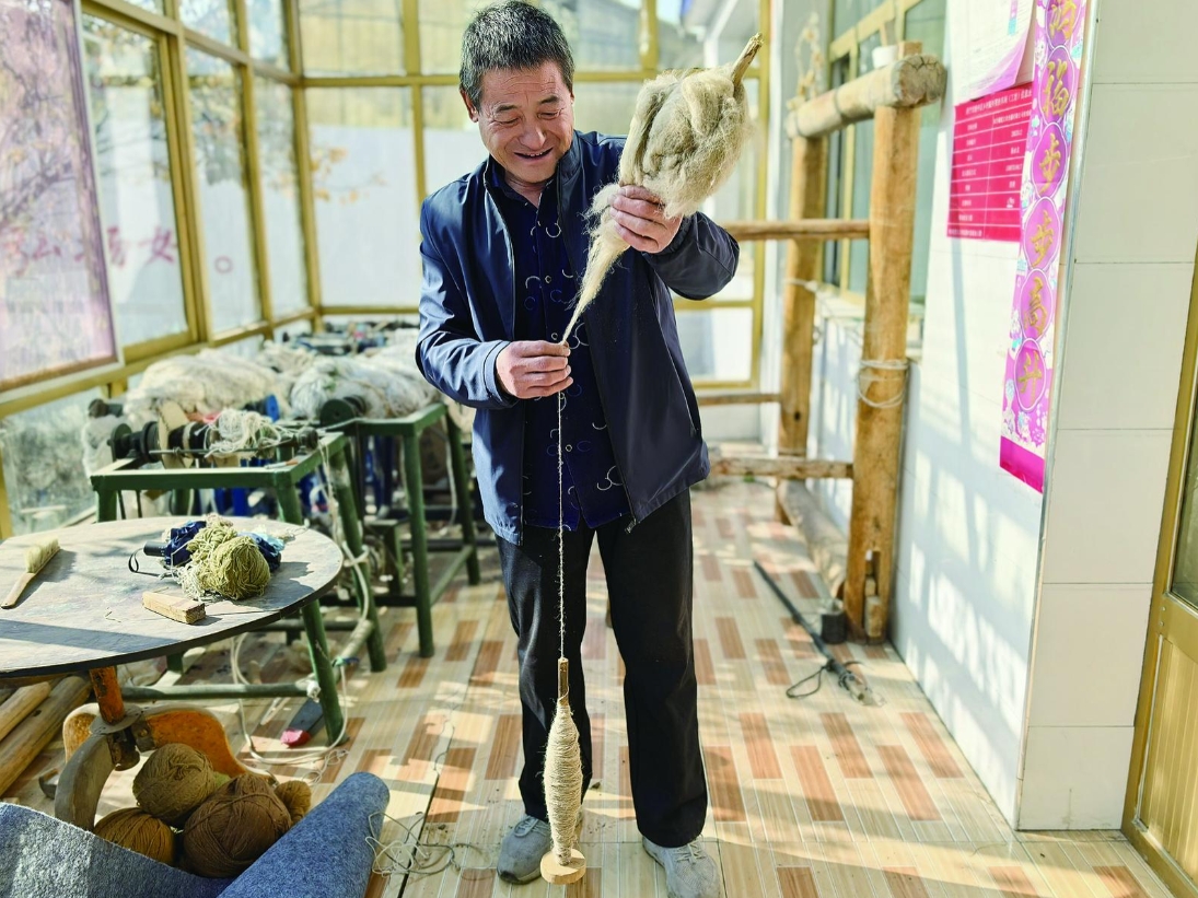 Yang Yongliang bekerja di bengkelnya, dengan objektif untuk menurunkan ilmu anyaman permaidani Jiaya Tibet di bandar Shangxinzhuang, daerah Huangzhong, Xining, ibu kota Provinsi Qinghai. (Qinghai Daily/Jia Hong)