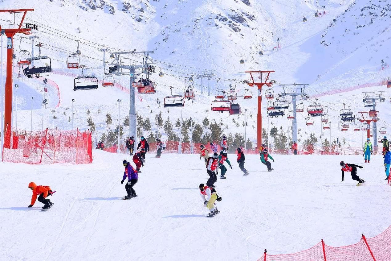 Peminat ski beraksi di peranginan ski Gunung Jiangjun di Altay, Wilayah Autonomi Uygur Xinjiang, di barat laut China pada 9 Mac 2024. (People’s Daily Online/Ardak Beyishan)