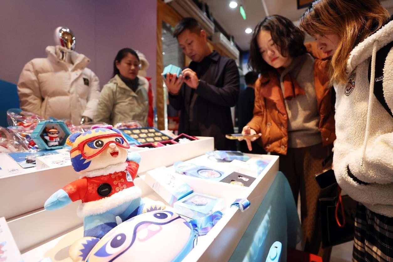 Foto bertarikh 31 Oktober 2024 ini menunjukkan produk rasmi Sukan Musim Sejuk Asia 2025 yang akan berlangsung di Harbin, provinsi Heilongjiang dijual di Muzium Kraf dan Seni Beijing. (People’s Daily Online/Quan Yajun)