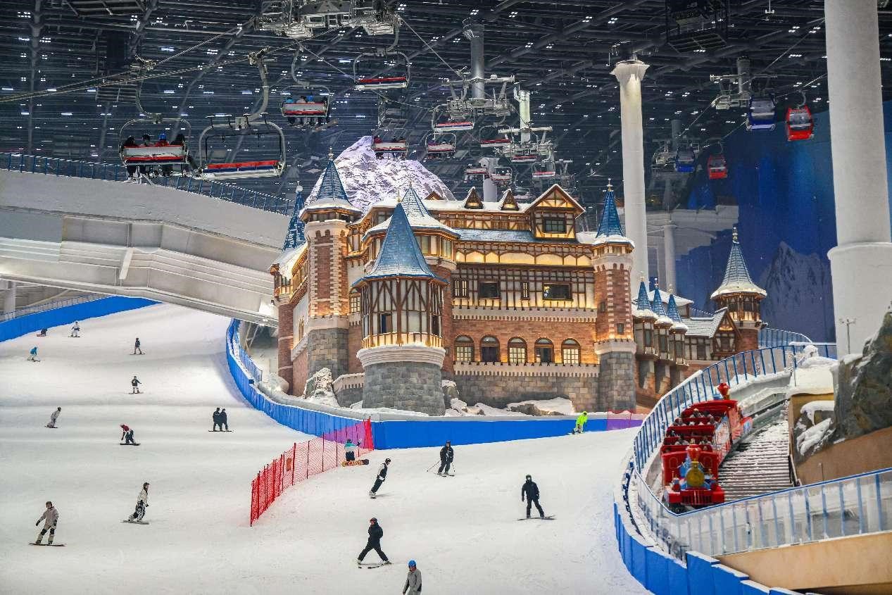 Foto yang diambil pada 6 September 2024 menunjukkan Pusat Peranginan Tema Ski Tertutup L+SNOW Shanghai, kemudahan ski salji sebenar tertutup terbesar di dunia. (People’s Daily Online/Wang Chu)