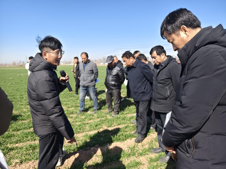 Foto ihsan individu yang diwawancara ini memaparkan ‘pelajar pakar’ (pertama dari kiri) di halaman belakang teknologi dan sains di kaunti Quzhou, Provinsi Hebei, utara China.
