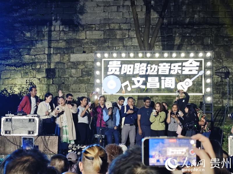 Wartawan asing membuat persembahan di konsert tepi jalan Pavilion Wenchang. (People’s Daily Online/Long Zhangyu)