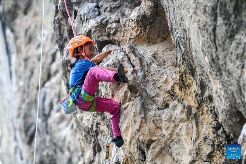 Seorang kanak-kanak mendaki tembok di Guilin, wilayah autonomi Guangxi Zhuang di selatan China pada 6 Mei 2023. (Foto/Xinhua)