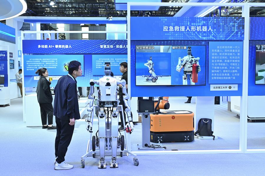 Foto bertarikh 26 April 2024 ini memperlihatkan robot manusia penyelamatan kecemasan di sebuah pameran di Pusat Pameran Zhongguancun di Beijing, ibu negara China. (Xinhua/Li Xin)