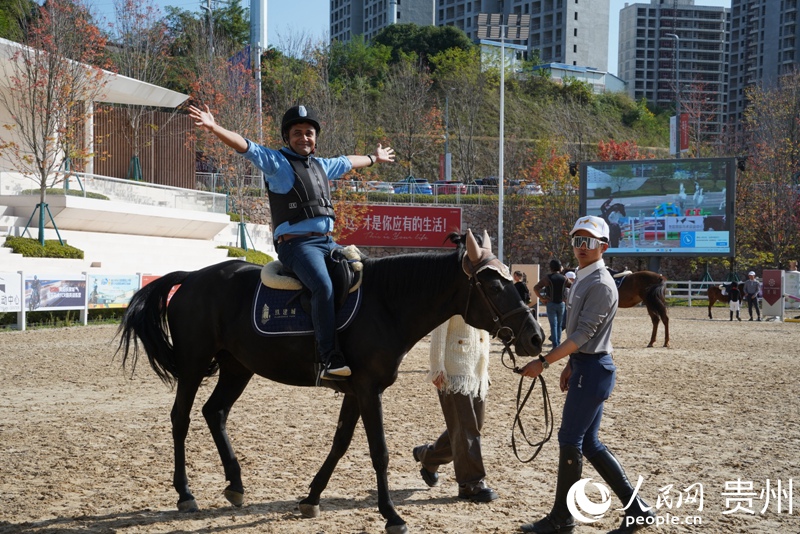 Wartawan asing menyertai acara sukan ekuestrian komuniti. (People’s Daily Online/Yang Qian)