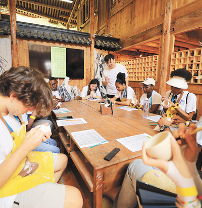 Pelancong asing mengalami sendiri pengalaman membuat tembikar di sebuah bengkel perbandaran Xiadang, kaunti Shouning, bandar Ningde, Provinsi Fujian di tenggara China (Foto/Wu Sumei)