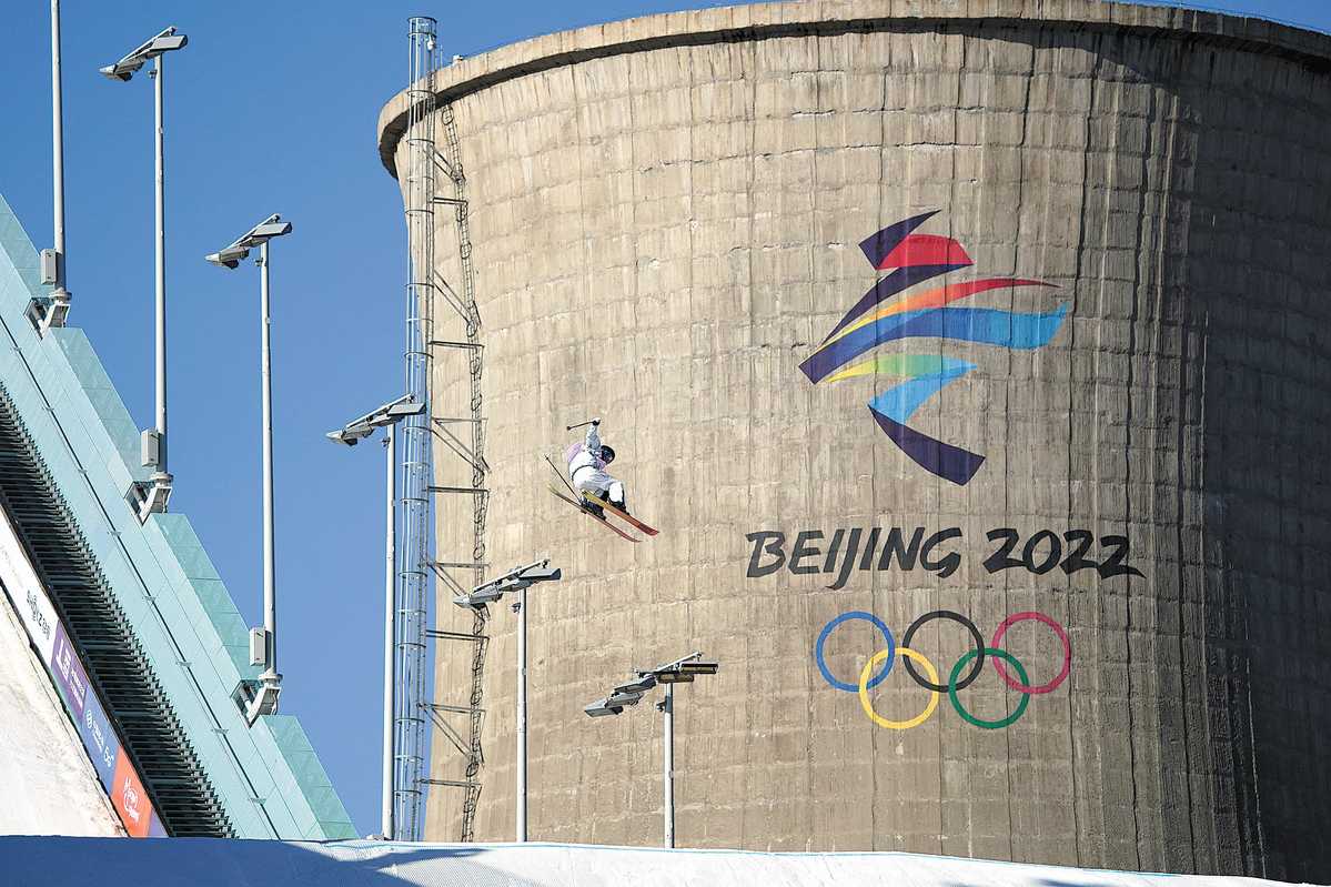 Satu siri acara sukan musim sejuk antarabangsa sekali lagi menghidupkan venue Olimpik Beijing dengan kehadiran peluncur, pemain ski dan papan salji yang bersaing untuk merebut gelaran Piala Dunia dan mata ranking Olimpik. (Foto China Daily)