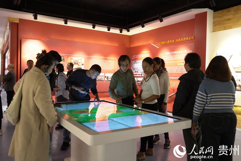 Wartawan asing melawat Universiti Vokasional Jiaotong Guizhou. (People’s Daily Online/Yang Qian)