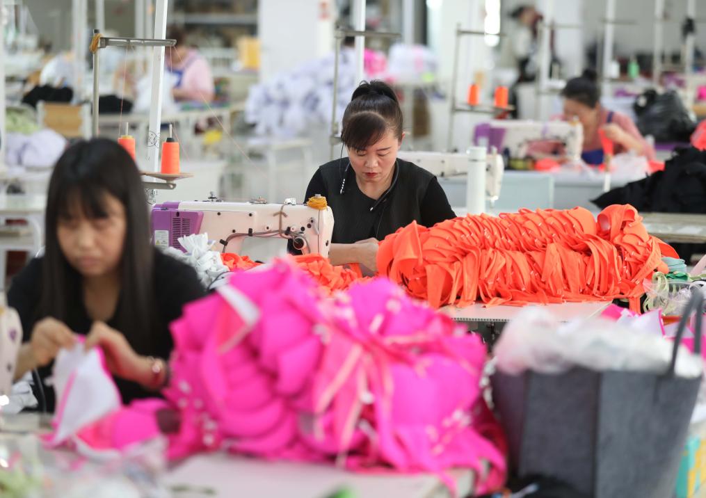 Foto para pekerja membuat pakaian renang di bengkel penghasilan sebuah syarikat pakaian renang di Xingcheng di Provinsi Liaoning, timur laut China pada 18 April 2024. (Xinhua/Yang Qing)