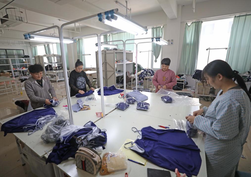 Pekerja membuat pakaian renang di bengkel pengeluaran sebuah syarikat pakaian renang di Xingcheng, timur laut Wilayah Liaoning China, pada 18 April 2024. (Xinhua/Yang Qing)