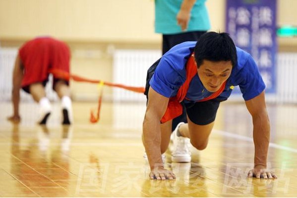 Atlet sedang bertanding dalam Yajia, sukan tradional yang dikenali sebagai ‘tarik tali gajah’ dari Wilayah Autonomi Xizang, barat daya China. (Dari CCTV News)