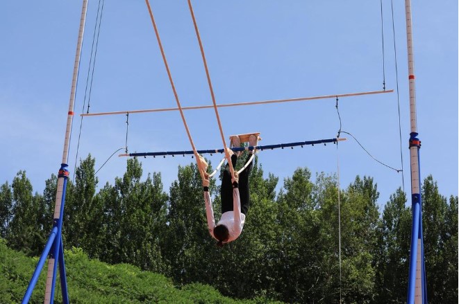 Atlet bersaing dalam acara buaian tradisional. (Dari CCTV News)