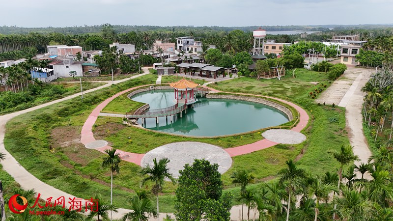 Foto memperlihatkan pavilion berdekatan satu kedai kopi menara air di kampung Hemei, bandar Longmen, kaunti Diang’an di Provinsi Hainan, selatan China. (People’s Daily Online/Fu Wuping)