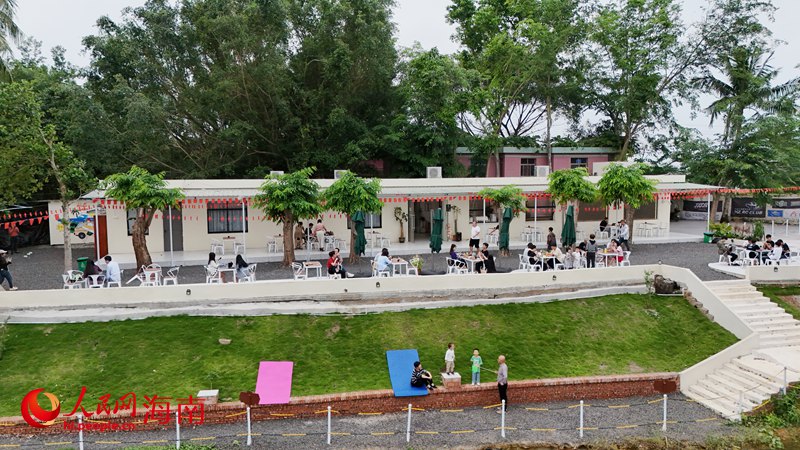 Pelancong menikmati suasana di kedai kopi kampung di kaunti Ding’an, Provinsi Hainan, di selatan China. (People’s Daily Online/Fu Wuping)