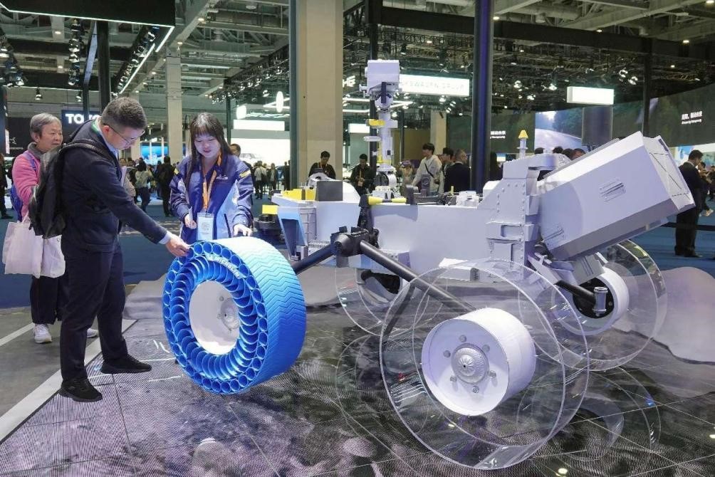 Foto tayar penjelajah lunar semasa pameran Ekspo Import Antarabangsa China (CIIE) di Shanghai, timur China pada 6 November 2024. (People’s Daily Online/Tang Ke)