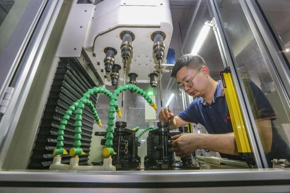 Seorang petugas sedang menguji radas di sebuah makmal di Syarikat Teknologi Anhui Duobang Honing, di Ma’anshan, Provinsi Anhui, timur China. (Foto Wang Wensheng)