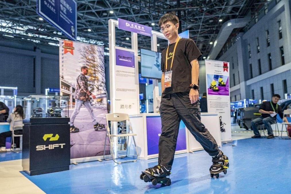 Foto memperlihatkan kasut berkuasa pintar pertama di dunia yang membolehkan pemakai berjalan pada kelajuan larian semasa Ekspo Import Antarabangsa China (CIIE) di Shanghai, timur China pada 8 November 2024. (Foto/Wang Chu)