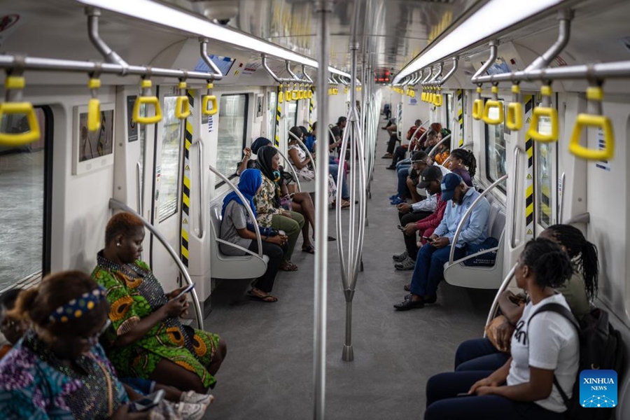 Operasi Harian Tren Buatan China di Lagos, Nigeria