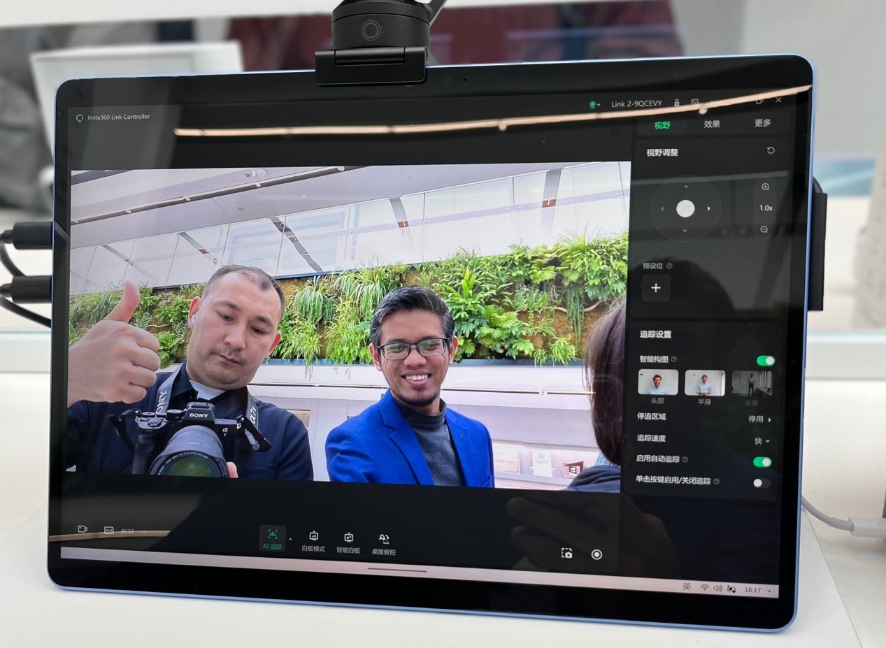 Penulis dan Ruslan Abdualiyev (kiri), wartawan dari Khabar24, agensi berita Kazakhstan mencuba gajet baharu di ibu pejabat Insta360 di Daerah Qianhai, Shenzhen, Provinsi Guandong pada 3 Disember 2024. (People’s Daily Online/Ahmad Syukri Azmi)