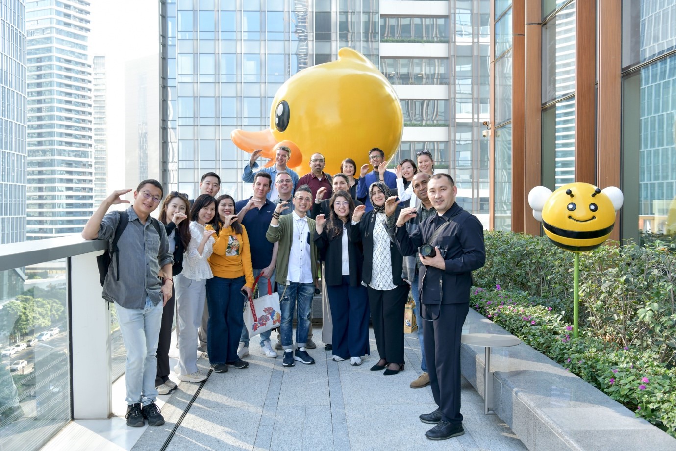 Delegasi mengambil foto kenang-kenangan di ibu pejabat B.Duck yang terletak di Daerah Qianhai, Shenzhen, Provinsi Guandong pada 3 Disember 2024. (People’s Daily Online)