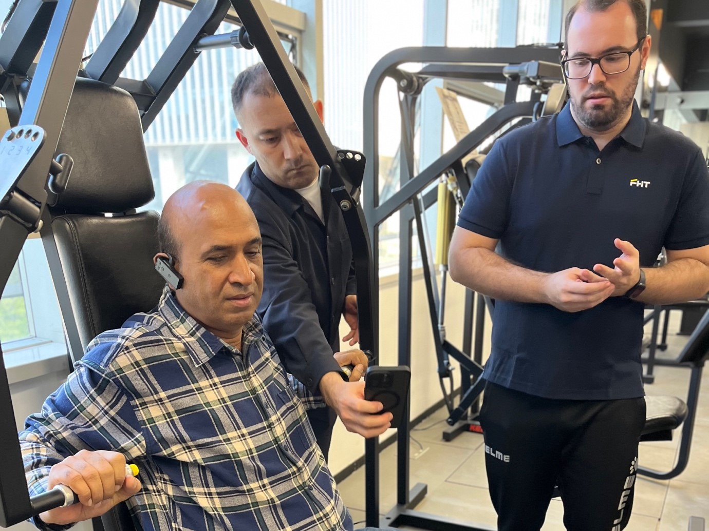 Koresponden Associated Press of Pakistan di China, Muhammad Ashgar diberi penerangan untuk penggunaan alatan sukan oleh jurulatih Good Family Group, penyedia perkhidmatan kesihatan terkemuka di China pada 4 Disember 2024 di Daerah Qianhai, Shenzhen, Provinsi Guandong. (People’s Daily Online/Ahmad Syukri Azmi)