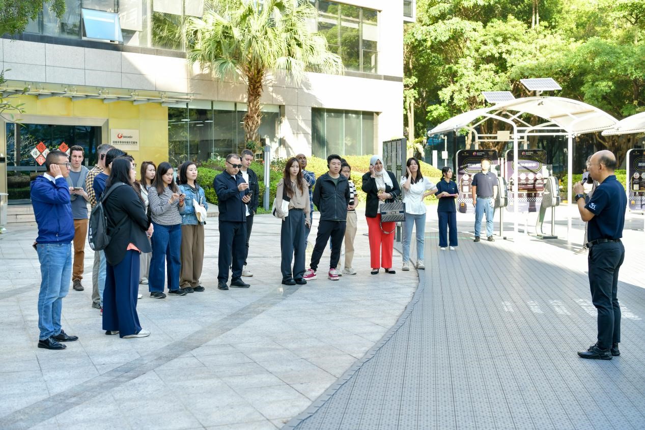 Delegasi media diberi penerangan tentang latar belakang Good Family Group, penyedia perkhidmatan kesihatan terkemuka di China pada 4 Disember 2024 di tempat latihan bahagian terbuka di Daerah Qianhai, Shenzhen, Provinsi Guandong. (People’s Daily Online)