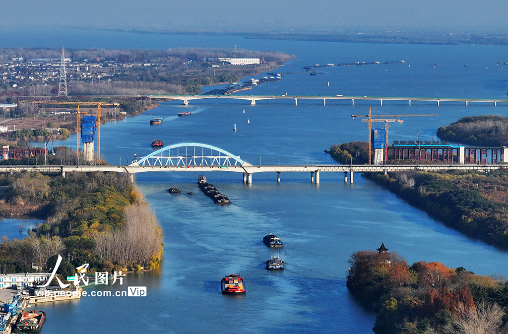Foto ini memperlihatkan suasana kapal-kapal melalui terusan tersebut pada musim sejuk. (People’s Daily Online/Meng Delong)