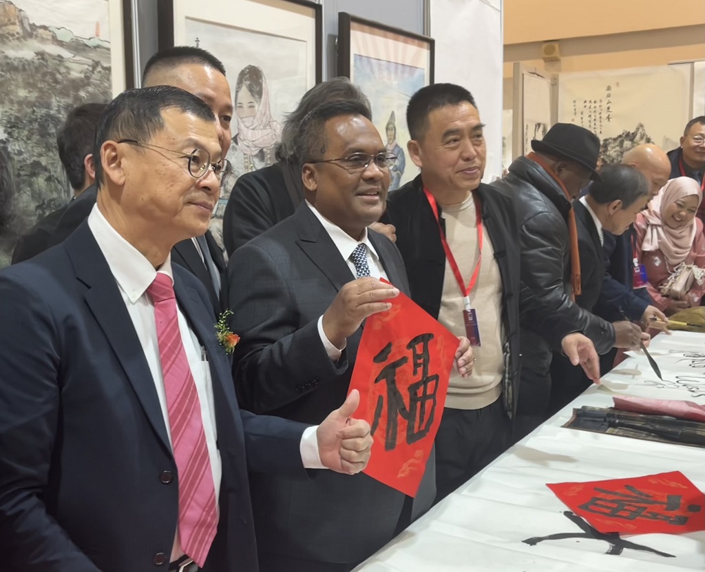 Dato’ Norman Muhamad menunjukkan hasil kaligrafi beliau yang memperlihatkan huruf “?！?yang membawa maksud tuah atau nasib baik. (People’s Daily Online/Yu Liang)