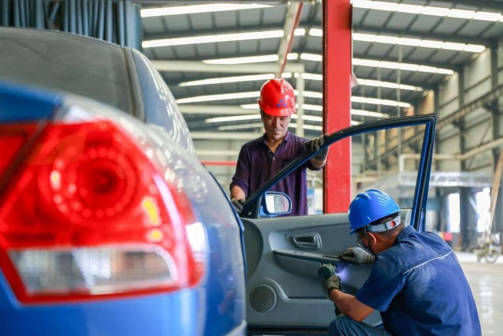Foto kenderaan kitar semula sedang dirungkai di sebuah bengkel di Liaocheng, Provinsi Shandong, timur China pada 25 September 2024. (People’s Daily Online/Ma Hongkun)