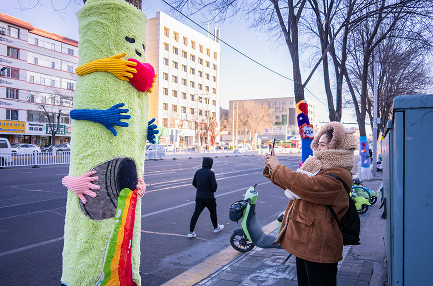 Warna-warni “Baju Panas” Hiasi Pokok Pada Musim Sejuk di Mongolia Dalam