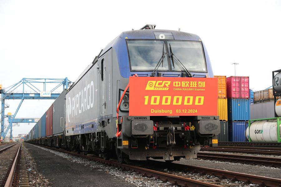 Foto bertarikh 3 Disember 2024 ini memaparkan kereta api kargo China-Eropah yang ke-100,000 di Terminal Intermodal Duisburg Jerman. (Xinhua/Du Zheyu)