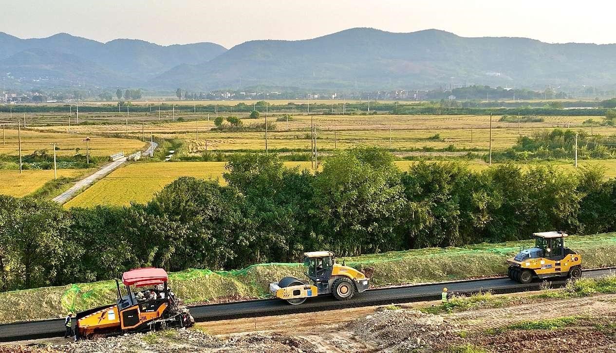 Foto bertarikh 11 Oktober 2024 memperlihatkan penaiktarafan jalan luar bandar sedang dilaksanakan di kampung Pancong, pekan Digang, di Wuhu, Provinsi Anhui, timur China. (People’s Daily Online/Qian Ming)