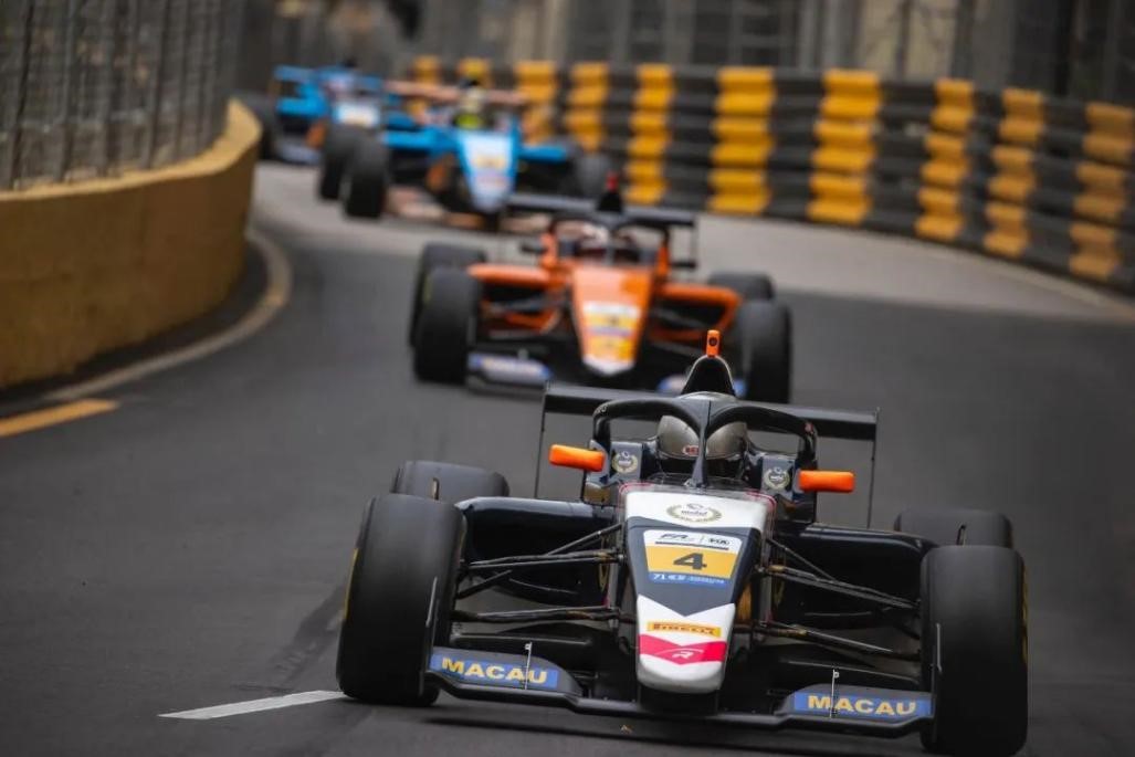 Foto kereta sedang berluma pada Grand Prix Macau ke-71. (Foto ihsan Pejabat Pelancongan Macau)