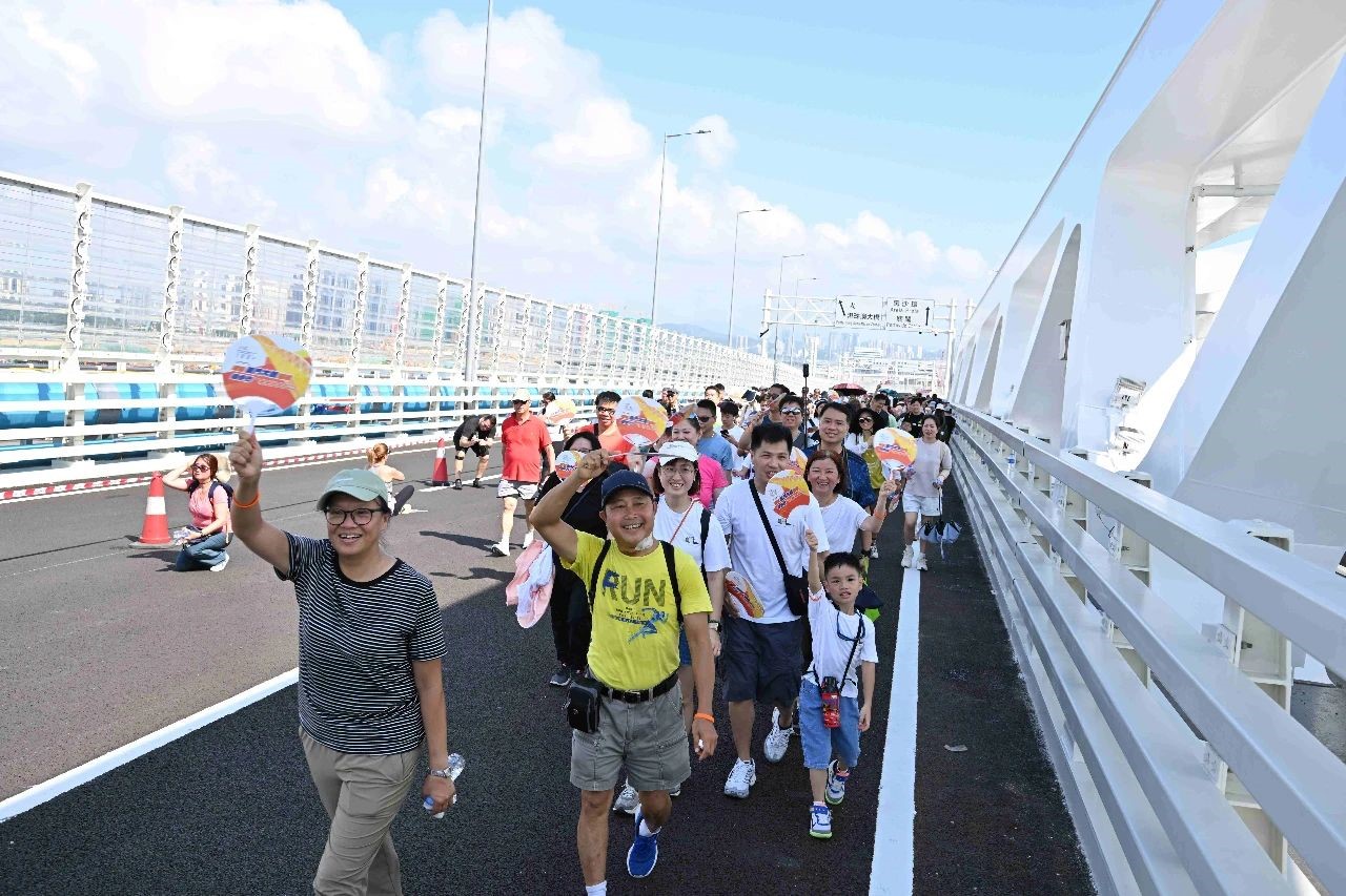 Aktiviti jalan laju diadakan bagi menandakan pembukaan Jambatan Macau pada 29 September 2024 yang disertai oleh 21,000 orang awam. (Foto ihsan akaun WeChat rasmi Pejabat Kerajaan SAR Macau di Beijing)
