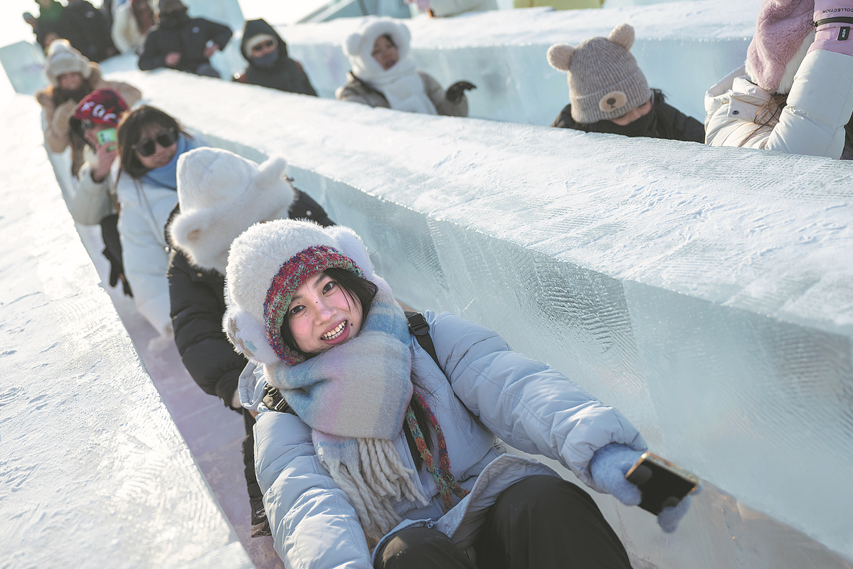 Pelancong sedang mengalami keseronokan bermain gelongsor ais di Dunia Ais dan Salji Harbin pada Sabtu. (Foto/Xinhua)