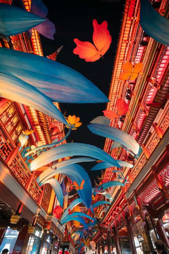 Foto suasana pemasangan tanglung di kawasan sekitar Jalan Ninghui.