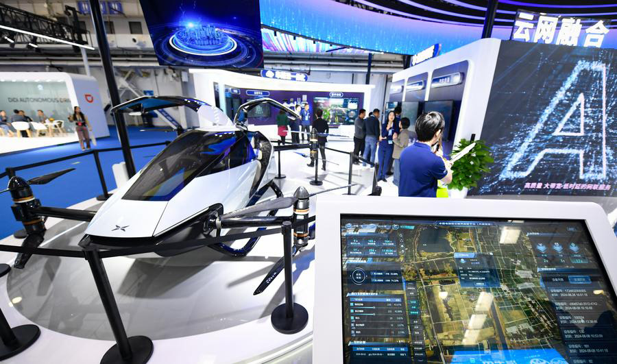 Peserta melawat reruai pameran China Telecom semasa Persidangan Kenderaan Tersambung Pintar Dunia 2024 di Beijing, ibu kota China pada 17 Oktober 2024. (Xinhua/Chen Zhonghao)