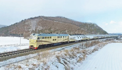 Sebuah kereta api bernama Lindu yang bermaksud ‘ibu kota hutan’ sedang melalui laluan kereta api di Pergunungan Hinggan Lesser di Provinsi Heilongjiang, timur laut China. (Foto/Li Yu)