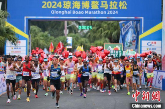 Qionghai Boao Marathon 2024 dirasmikan di pekan Boao, bandar Qionghai, Provinsi Hainan, selatan China pada 22 Disember 2024. (China News Service/Luo Yunfei)