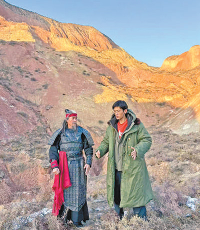 Zhang Jianzong (kanan) sedang memberitahu Zhang Yifang tentang jadual rakaman video. (Foto/Song Chaojun, Tao Yongbo)