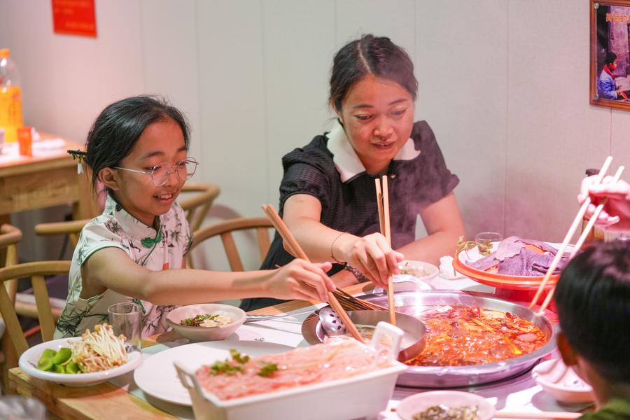 Pelanggan menjamu selera di sebuah restoran hotpot di daerah Jiulongpo, Chongqing, barat daya China, 2 Ogos 2023. (Xinhua/Liu Chan)